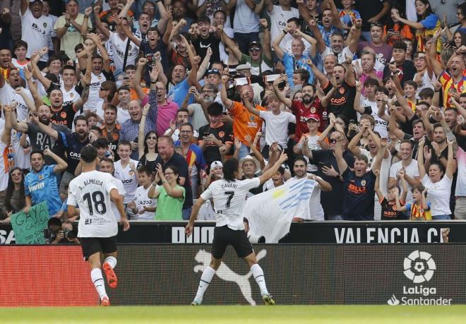 Celebración del segundo gol de Cavani durante el Valencia-Elche (Foto: LaLiga).