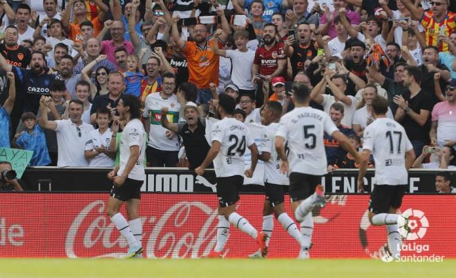 Los jugadores del Valencia persiguen al charrúa en su gol ante el Elche (Foto: LaLiga).