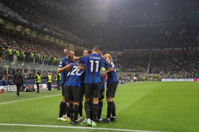 Los jugadores del Inter celebran un gol al Barça durante la Champions League (Foto: Cordon Press).