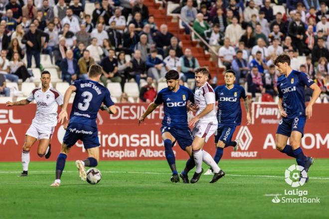 Rodrigo Tarín despeja durante el Albacete-Real Oviedo (Foto: LaLiga).