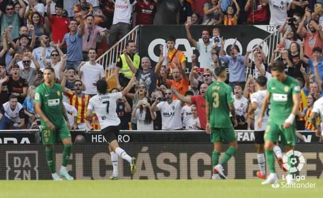 Celebración del segundo gol de Cavani durante el Valencia-Elche de la ida (Foto: LaLiga).