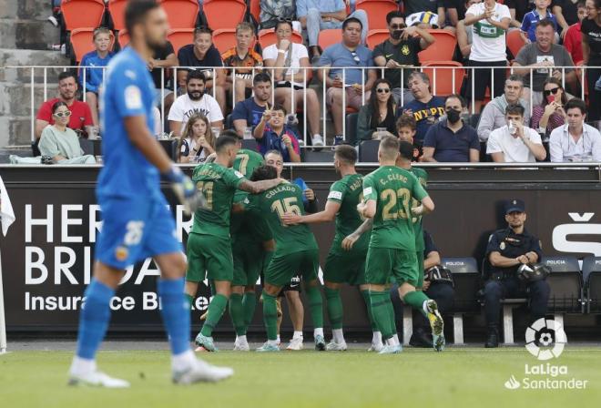  Pere Milla celebrando un gol con sus compañeros durante el Valencia-Elche (Foto: LaLiga).