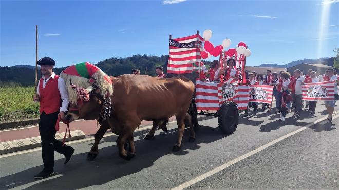 Carro de bueyes en la kalejira del XX Hermanamiento de Peñas del Athletic Club organizado en Gamiz-Fika.