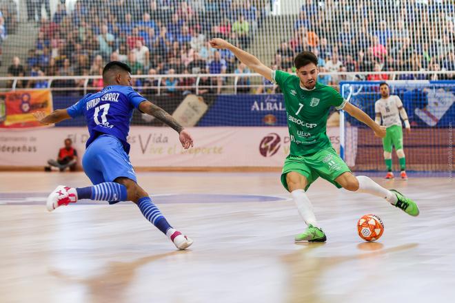 Un lance del Valdepeñas-UMA Antequera de Primera División de fútbol sala.