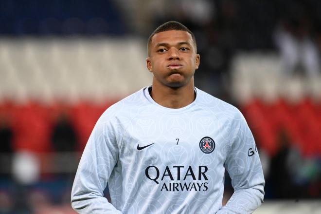 Mbappé, pretendido por Florentino Pérez para el Real Madrid, en un calentamiento del PSG (FOTO: Cordón Press).