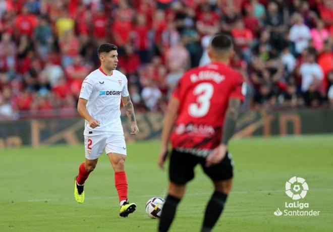 Gonzalo Montiel con la pelota.