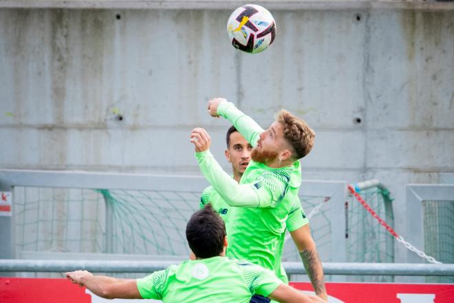 Salto del capitán rojiblanco, Iker Muniain, entrenando con sus compañeros en Lezama (Foto: Athletic Club).