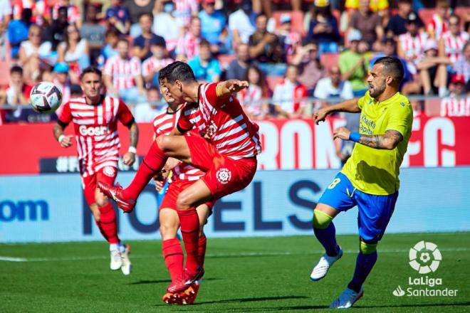 Negredo buscando un balón en el Girona-Cádiz (Foto: LaLiga)