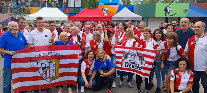 Uriarte con la Peña Deusto, homenajeada en el XX Hermanamiento de Peñas del Athletic Club.