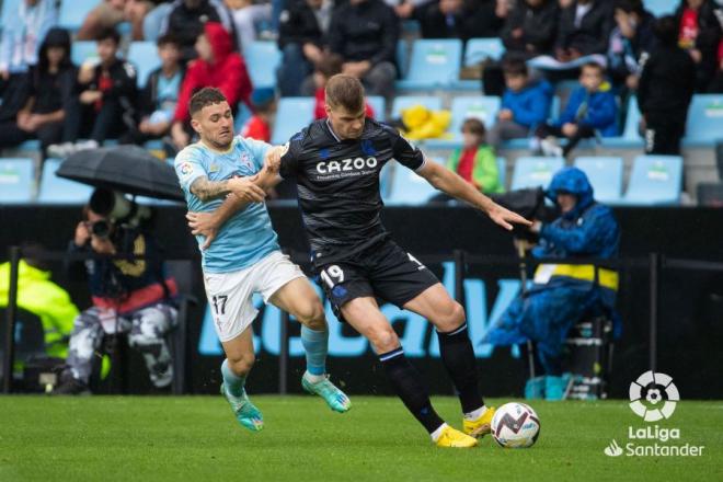 Sorloth protege ante Javi Galán durante el Celta-Real Sociedad (Foto: LaLiga).