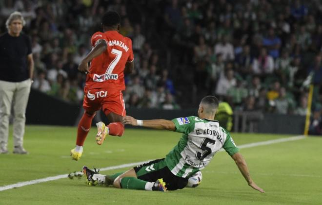 Ramazani se marcha de Guido Rodríguez en el Almería-Real Betis (Foto: Kiko Hurtado)