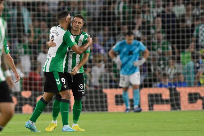 Borja Iglesias y Joaquín festejan el gol del delantero (Foto: Kiko Hurtado).