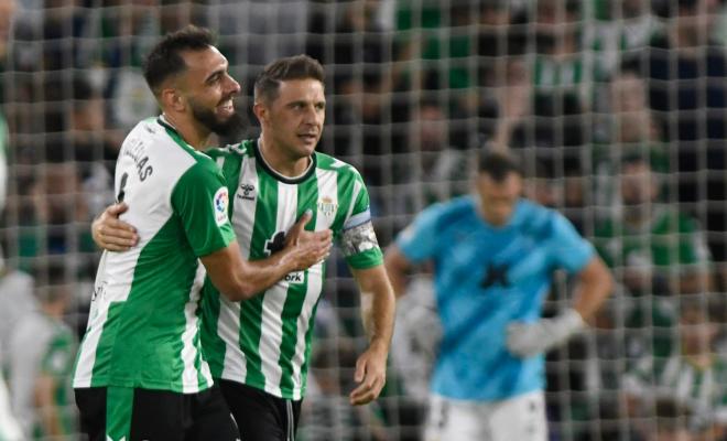 Borja Iglesias y Joaquín celebran un gol del Betis (Foto: Kiko Hurtado).