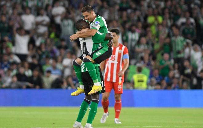 William Carvalho y Joaquín celebran el gol al Almería.
