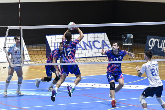 Conqueridor vence en Boiro y sigue en la parte alta de la clasificación.