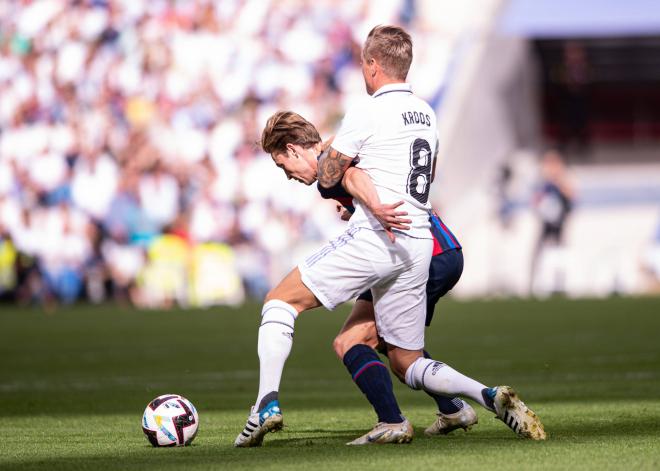 Toni Kroos se lució delante de Xavi Hernández (Foto: Cordon Press).