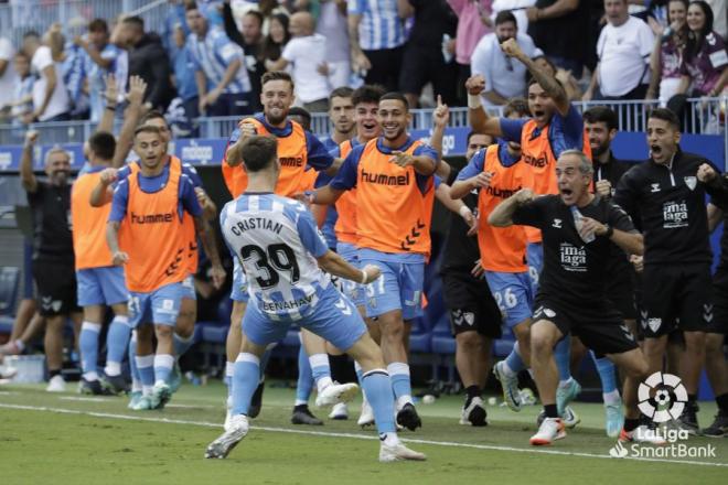 El banquillo del Málaga celebra con Cristian su gol al Lugo (Foto: LaLiga).