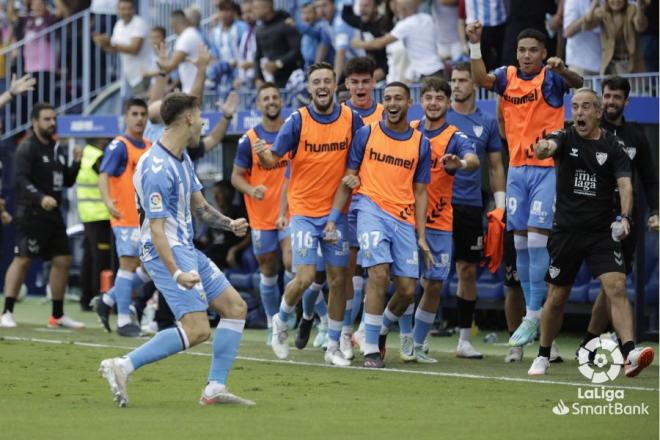 Los jugadores del Málaga y Cristian celebran su gol al Lugo (Foto: LaLiga).