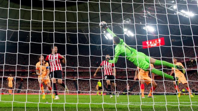 Paradón del croata Grbic, meta del Atlético de Madrid, a Raúl García en San Mamés (Foto: Athletic Club).