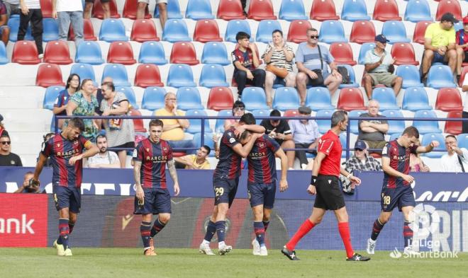 Los jugadores del Levante celebran el gol de Pablo Martínez (Foto: LaLiga).