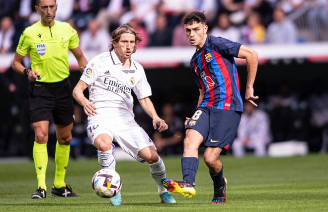 Pedri golpea el balón ante Modric (Foto: Cordon Press).