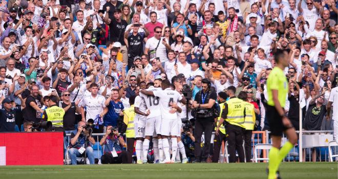 Los jugadores del Real Madrid celebran el gol de Benzema en El Clásico (Foto: Cordon Press).