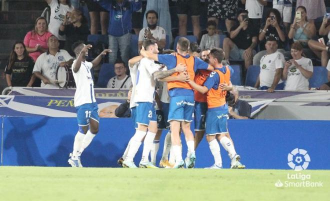 Celebración del Tenerife tras un gol al Granada (Foto: LaLiga).