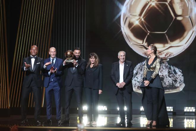Benzema posa junto a Drogba, Zidane y su madre en la ceremonia del Balón de Oro (FOTO: EFE).