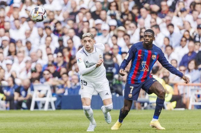 Fede Valverde y Dembélé, en El Clásico Real Madrid-Barcelona (Foto: Cordon Press).