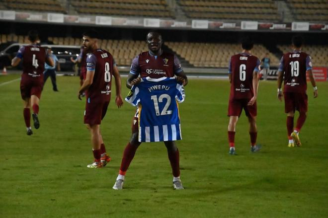 Mwepu, sobre el césped de Chapín (Foto: Cádiz CF)..