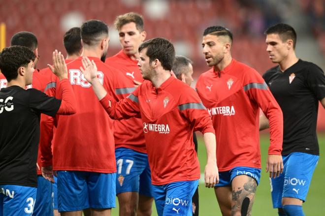Los jugadores del Sporting calientan antes del choque ante el Eibar. (Foto: Sporting de Gijón)