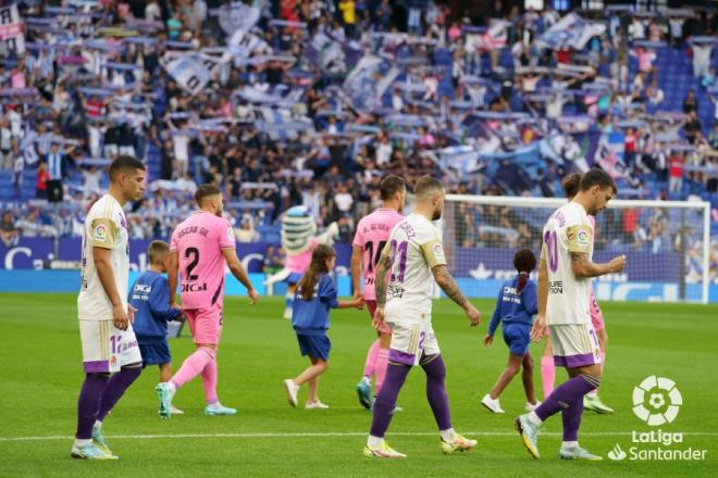 Los jugadores saltan al RCDE Stadium.