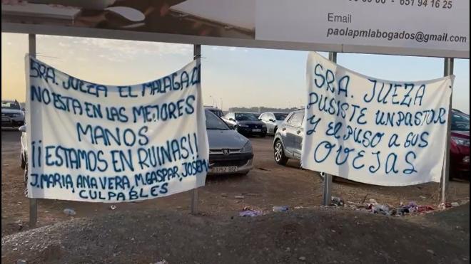 Pancartas contra la gestión del Málaga en la Ciudad de la Justicia: