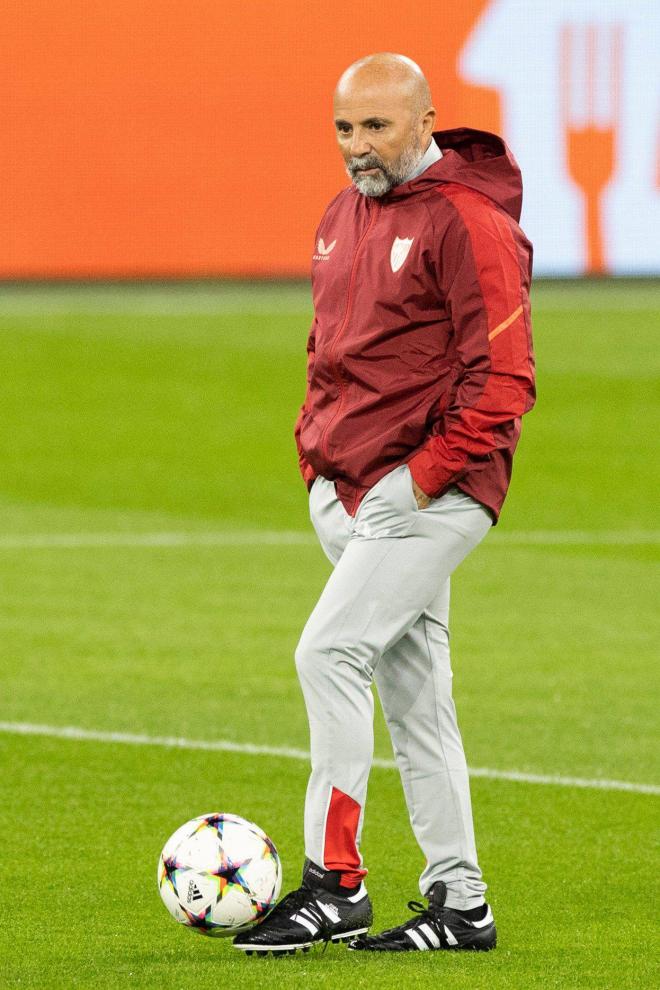 Sampaoli con el balón en un entrenamiento del Sevilla FC. (Foto: Cordon Press)