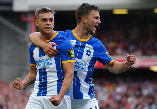 Trossard celebrando un gol con sus compañeros del Brighton (Foto: Cordon Press)