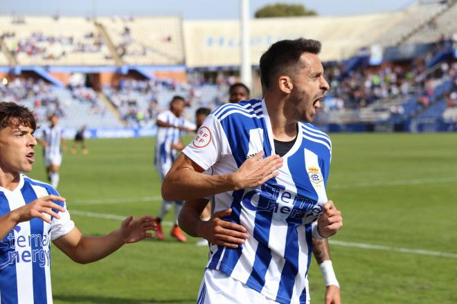 Adrià Arjona celebra su golazo al Polideportivo El Ejido (Foto: Recreativo de Huelva).