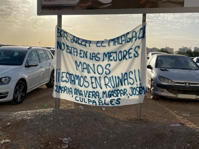 Aparecen pancartas en la Ciudad de la Justicia contra la gestión del Málaga.