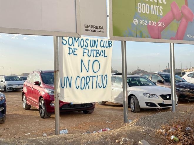 Aparecen pancartas en la Ciudad de la Justicia contra la gestión del Málaga.