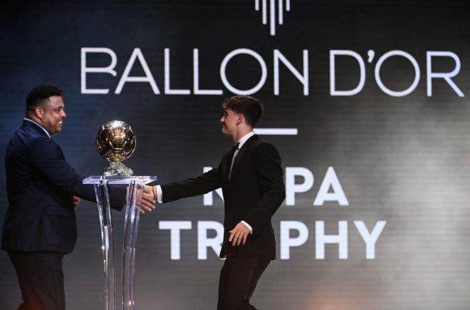 Ronaldo, entregando a Gavi el premio Kopa en la Gala del Balón de Oro.