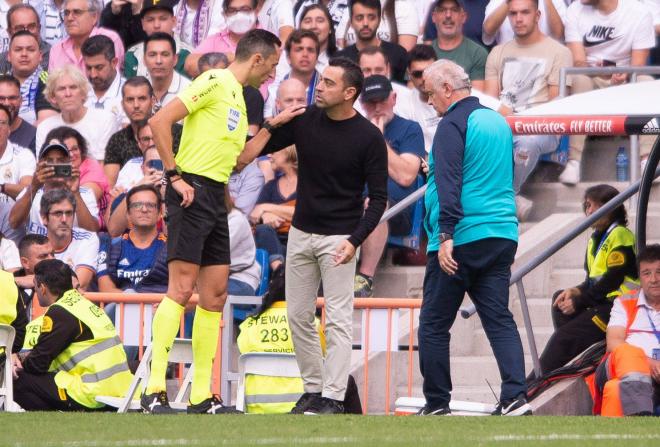 Xavi charla con el árbitro Sánchez Martínez durante El Clásico Real Madrid-Barcelona (Foto: Cor