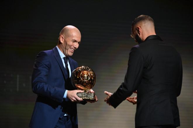Zinedine Zidane le da el Balón de Oro a Karim Benzema (Foto: Cordon Press)