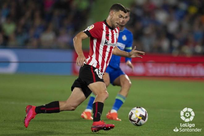 De Marcos progresa con el esférico en el Getafe-Athletic (Foto: LaLiga).