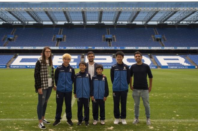 Los jóvenes participantes en el acuerdo entre el Deportivo y Wakatake Group (Foto: RCD)