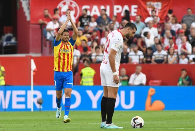 Cavani celebra su gol al Sevilla (Foto: Kiko Hurtado).