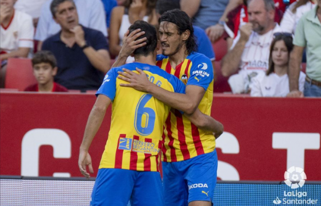 Cavani y Guillamon en la celebración del gol. (Foto: LaLiga)