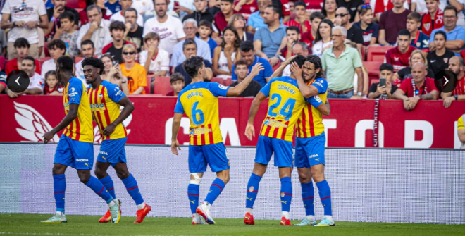 Celebración tras el gol de Cavani (Foto: Valencia CF)