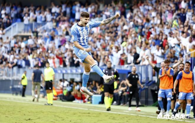 Cristian celebra su gol al Lugo en su debut como titular (Foto: Málaga CF).