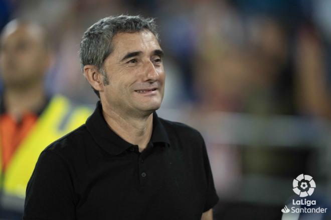 Ernesto Valverde, entrenador del Athletic Club, sonríe durante un partido (Foto: LaLiga).