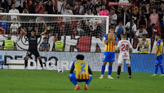 Gayà falla el penalti ante el Sevilla (Foto: Kiko Hurtado).