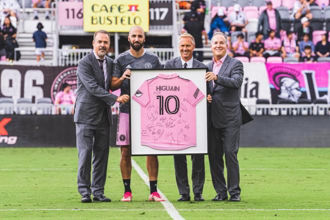 Jorge Mas en la despedida de Higuaín del público de Miami (Foto: Inter de Miami).